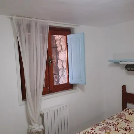 Pensjonat Bilocale Da 2 A 4 Posti Letto In Baja Sardinia